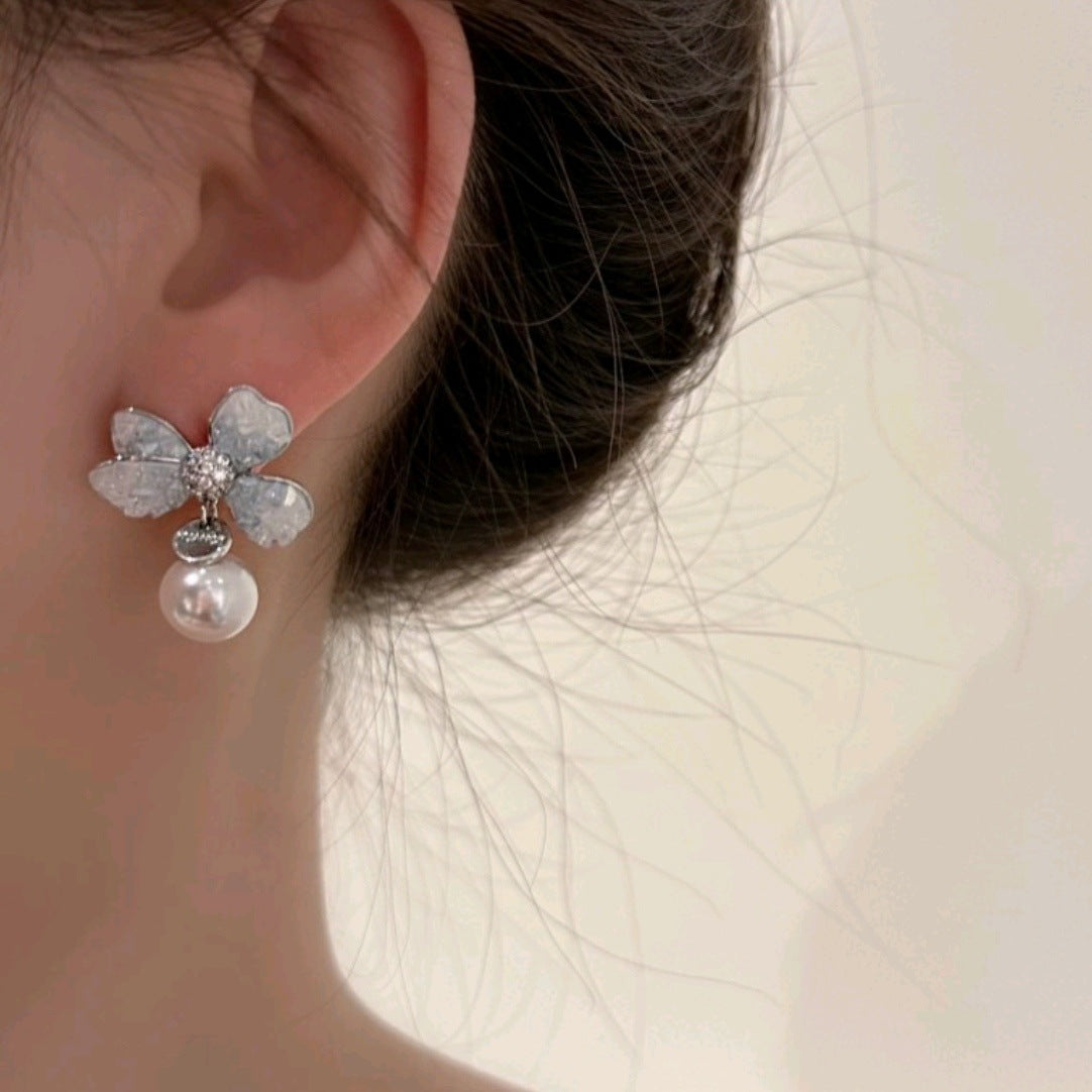 Pendientes asimétricos con borlas de perlas y flores de cristal azul