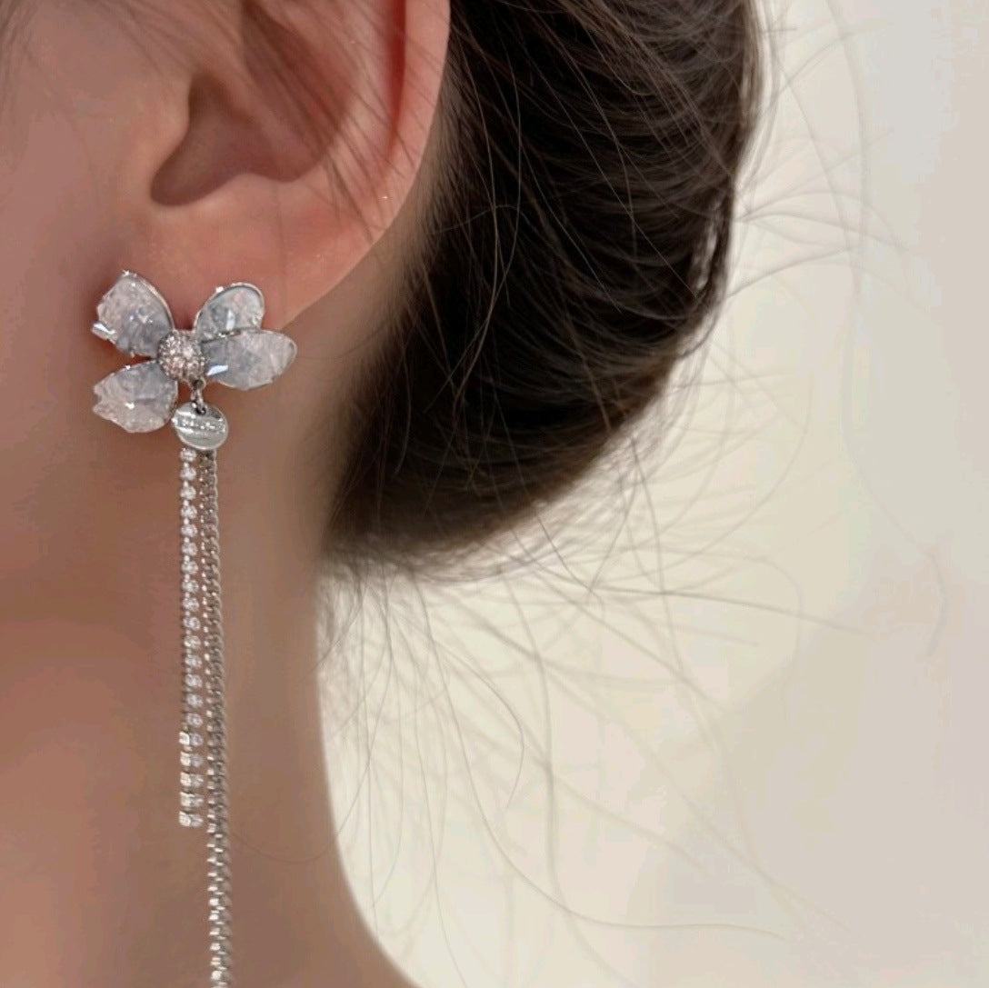 Pendientes asimétricos con borlas de perlas y flores de cristal azul