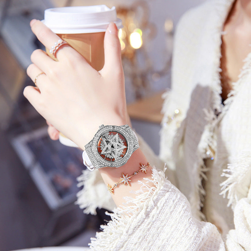 Reloj de lujo con pentagrama ahuecado y luz de diamante completo