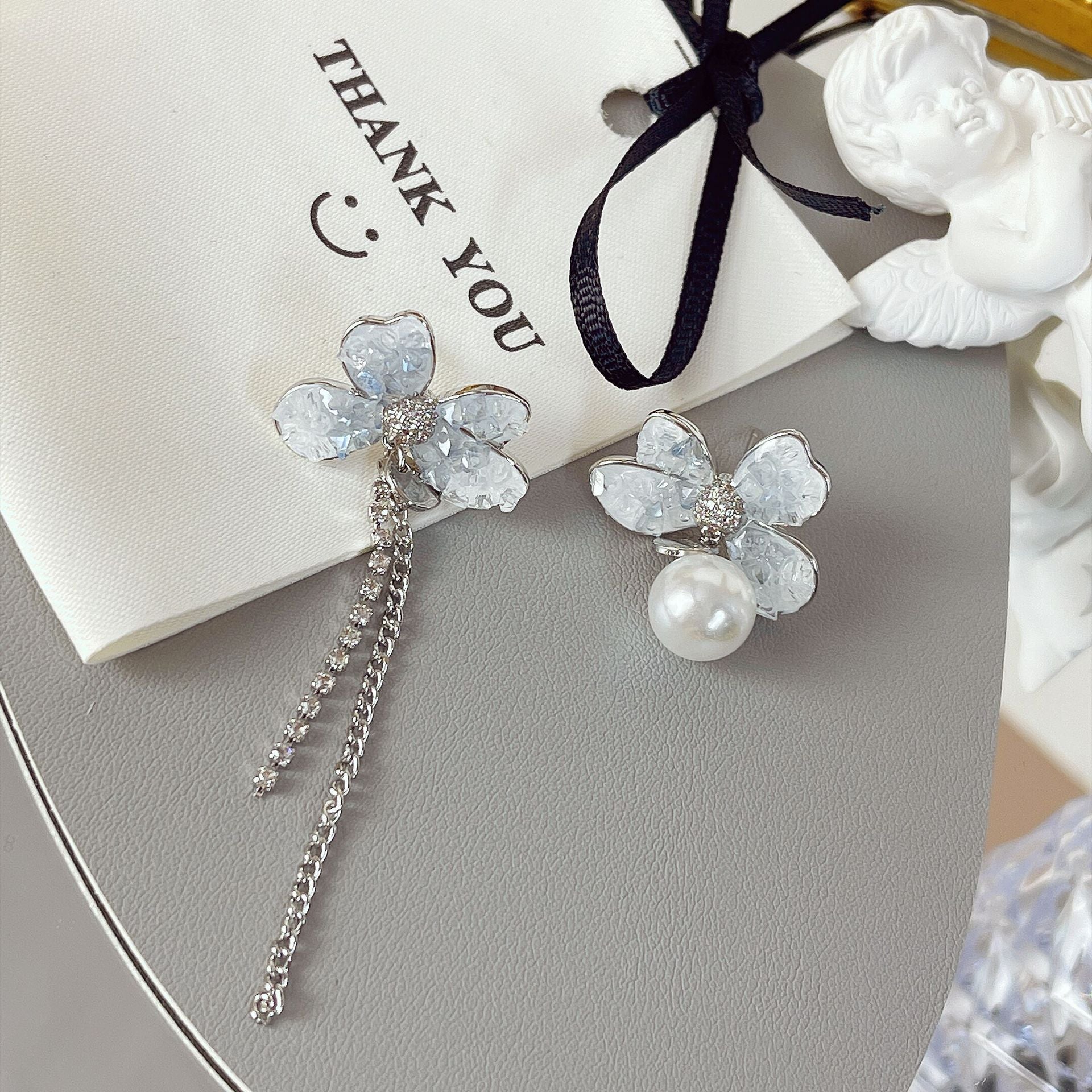 Pendientes asimétricos con borlas de perlas y flores de cristal azul