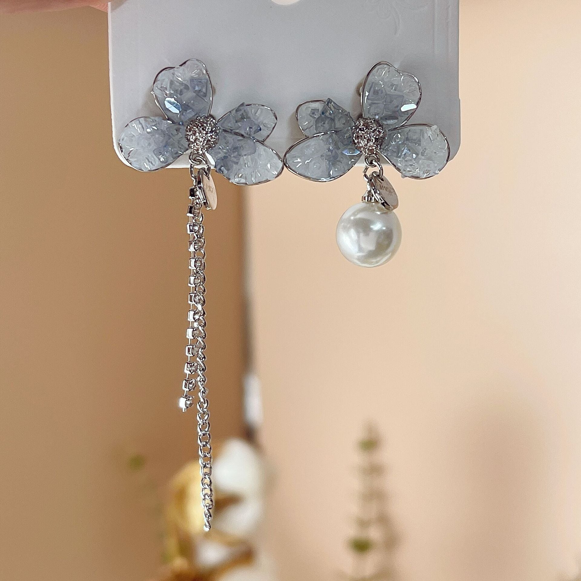 Pendientes asimétricos con borlas de perlas y flores de cristal azul