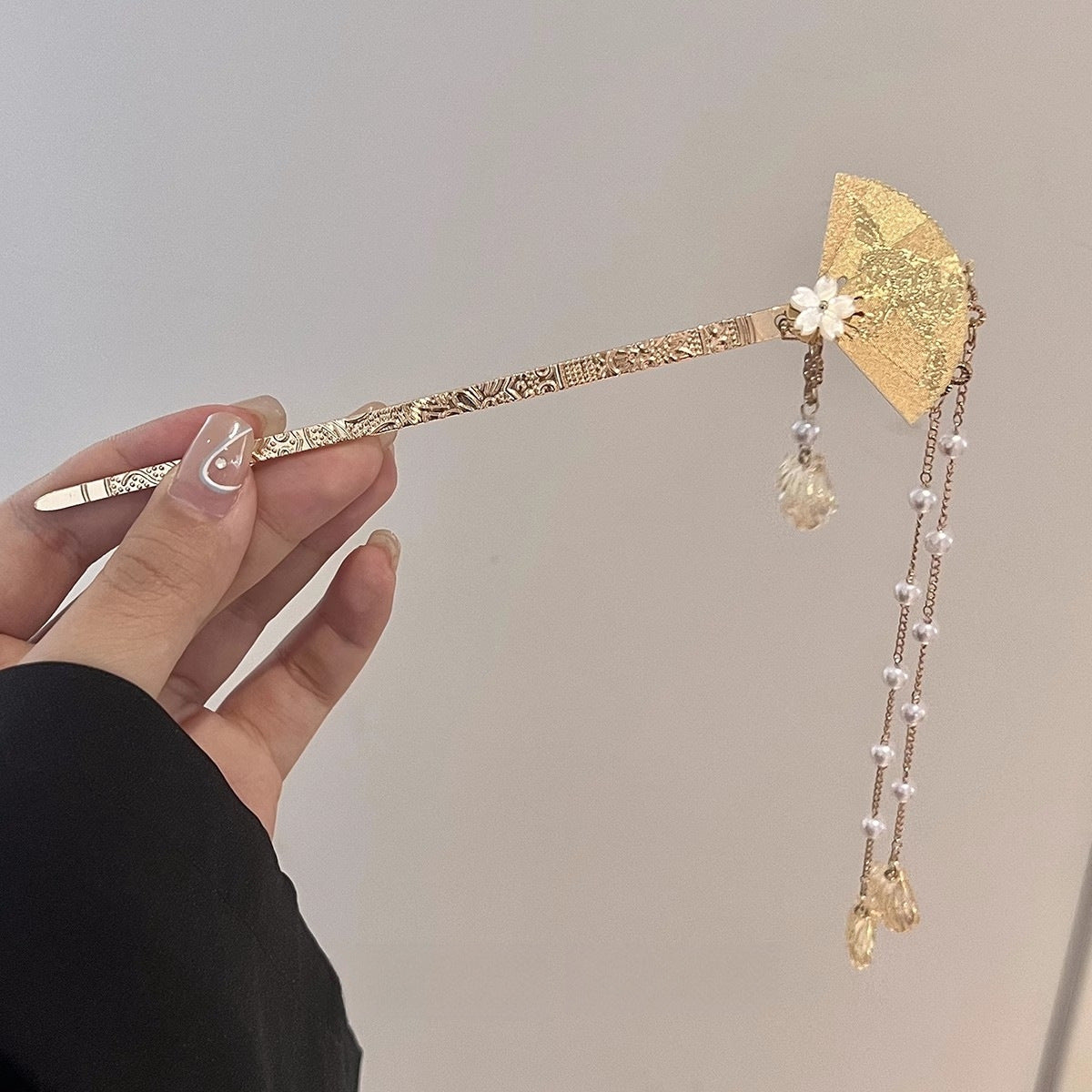 Horquilla con borlas y forma de abanico