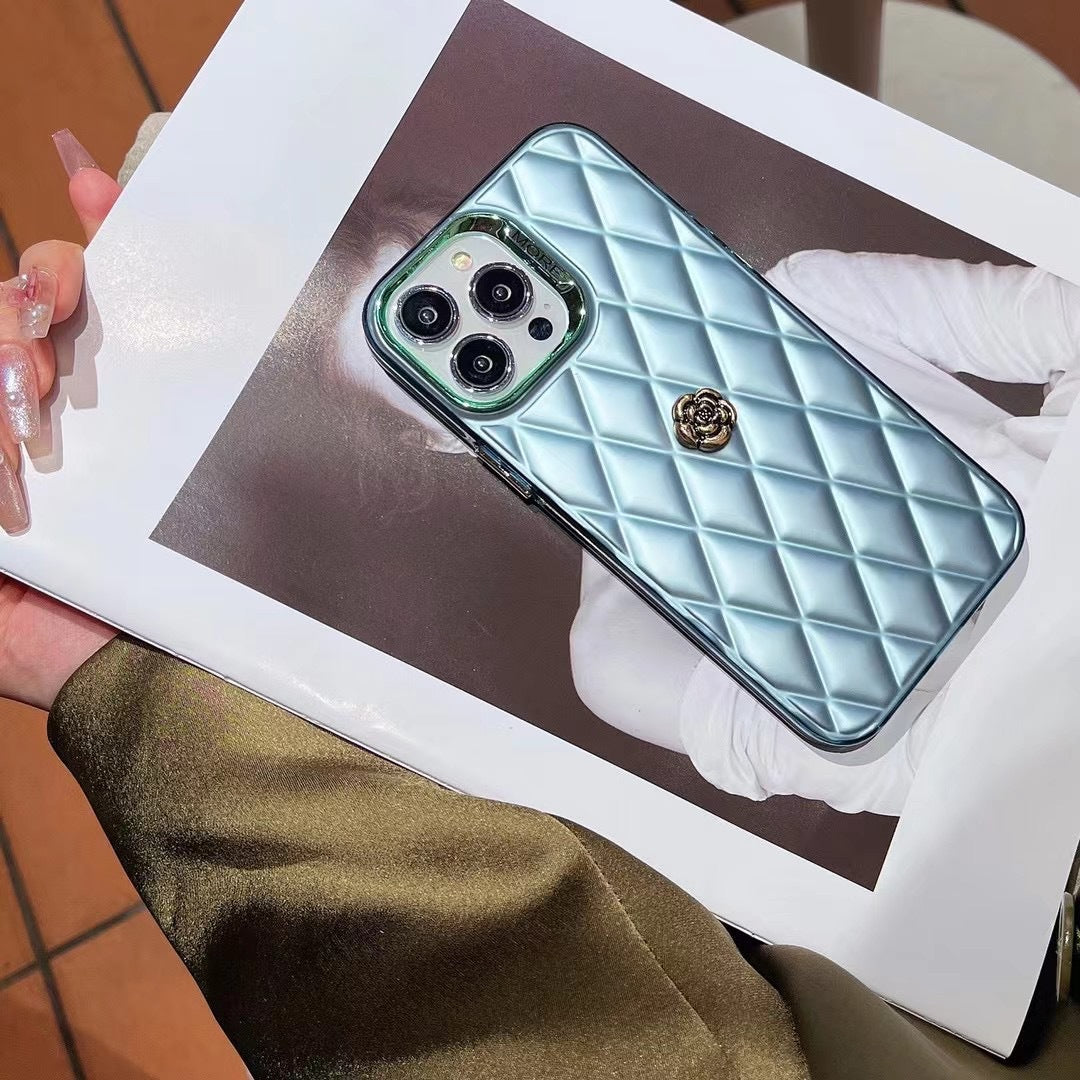 Capa de telefone de camélia prateada galvanizada para iPhone 16 Pro Max – capa rígida com padrão de diamante para mulheres