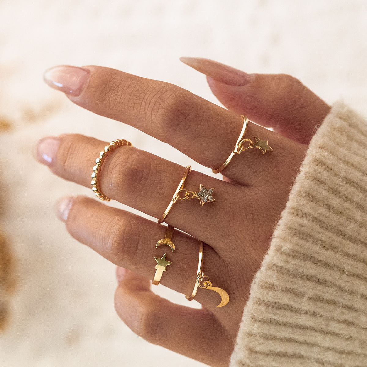 Conjunto de anillos geométricos ahuecados que combinan a la perfección con la moda